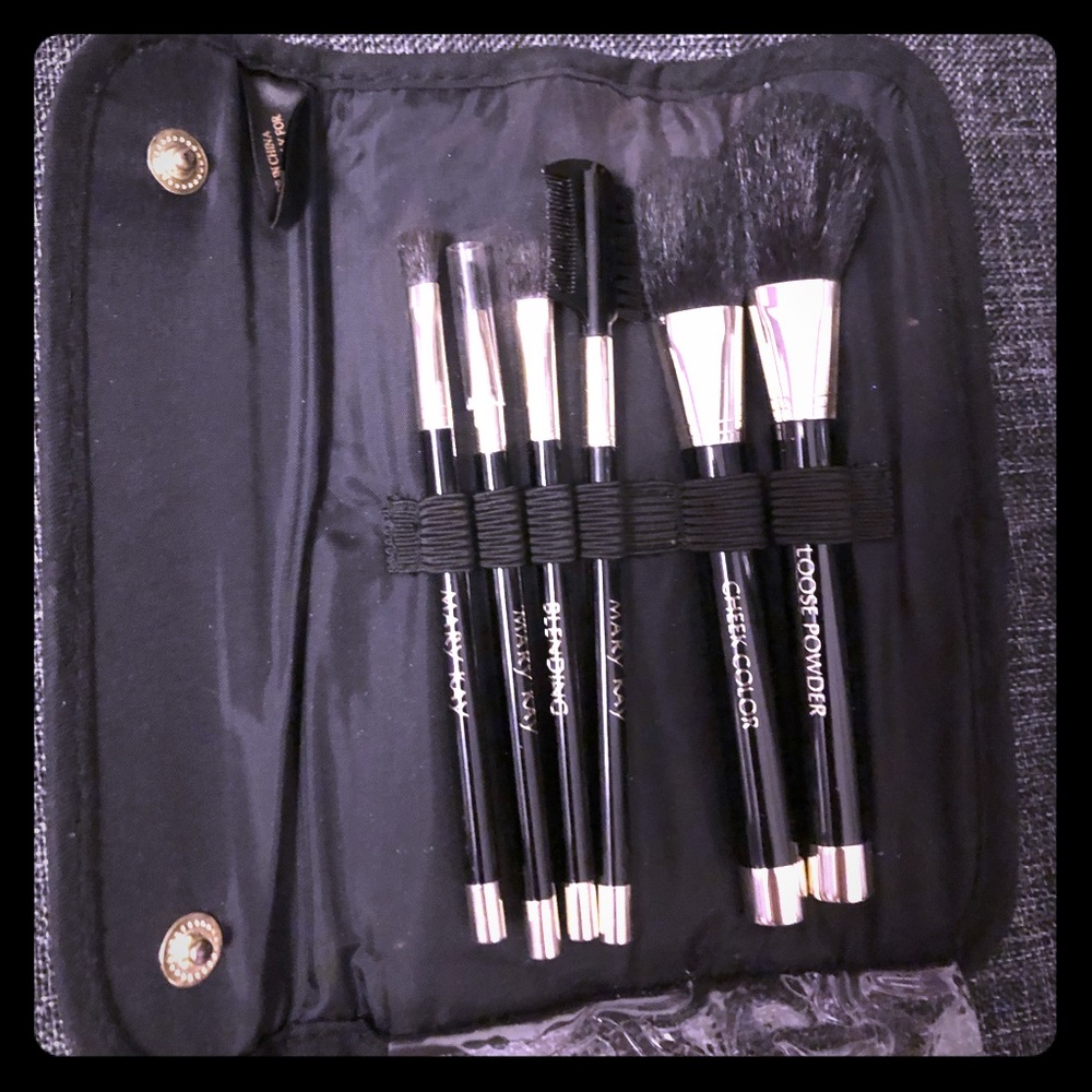 NWOT Mary Kay Make up Brush set